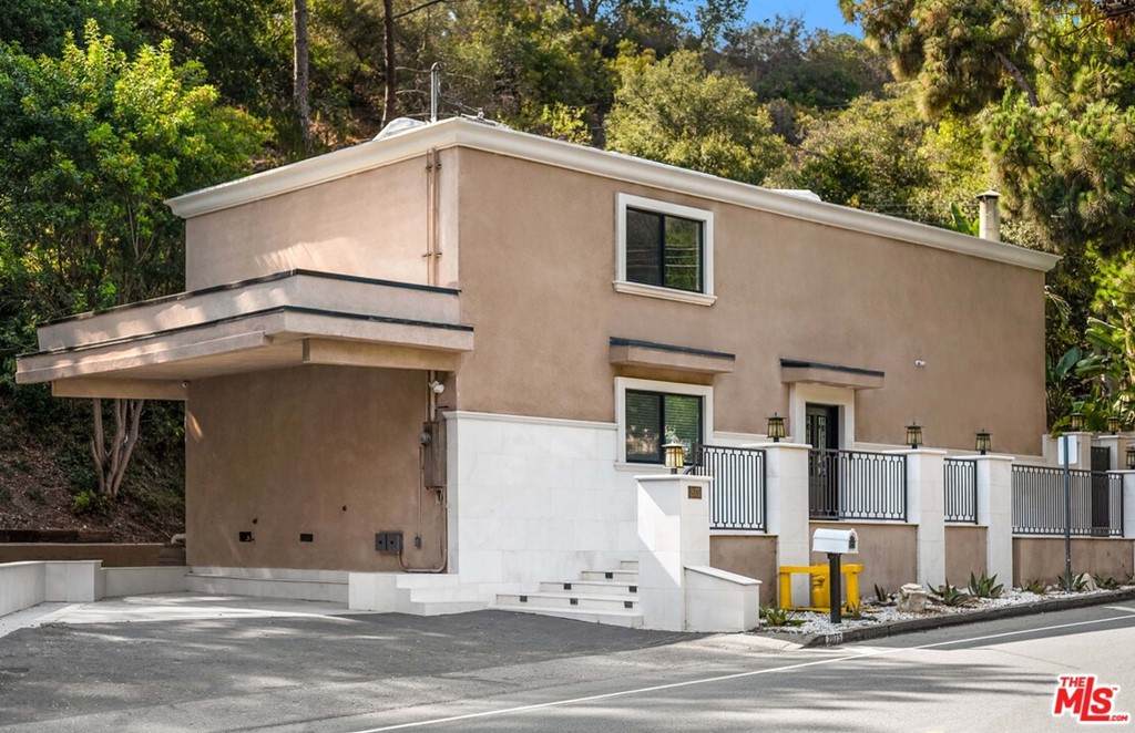 2075 Benedict Canyon Drive - Photo 1
