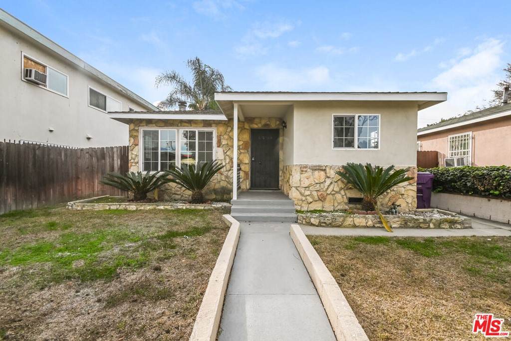 1552 Summit Street - Photo 1