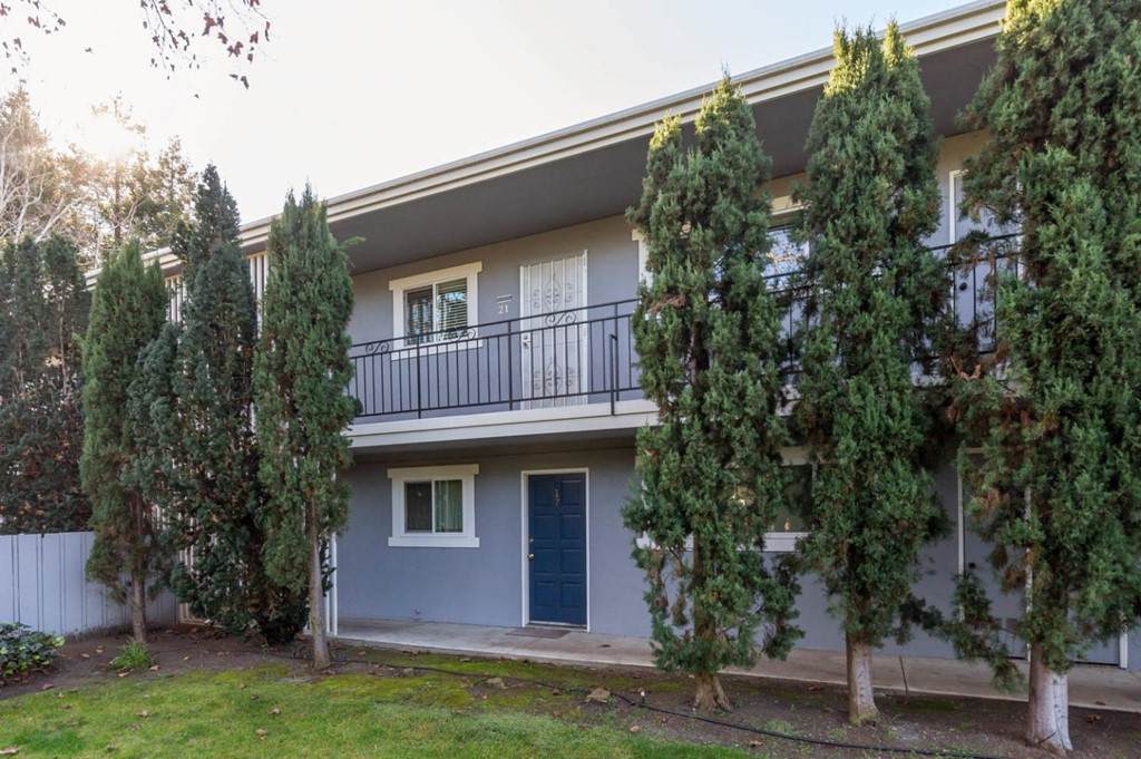453 Rengstorff Avenue - Photo 1