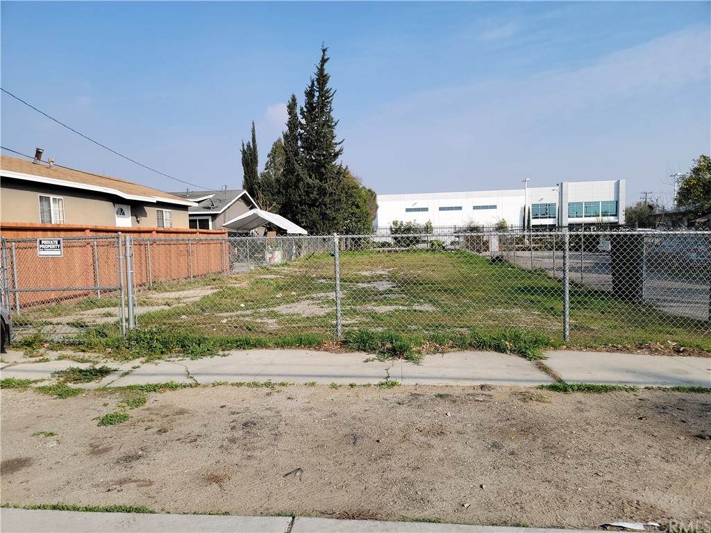 517 Campus Avenue - Photo 1