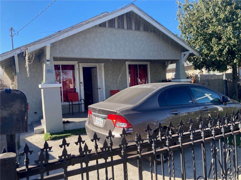 608 Raitt Street - Photo 1