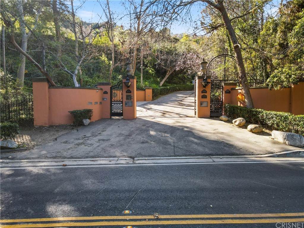 2565 Benedict Canyon Drive - Photo 1