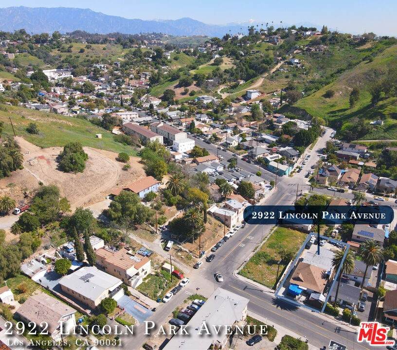 2922 Lincoln Park Avenue - Photo 1