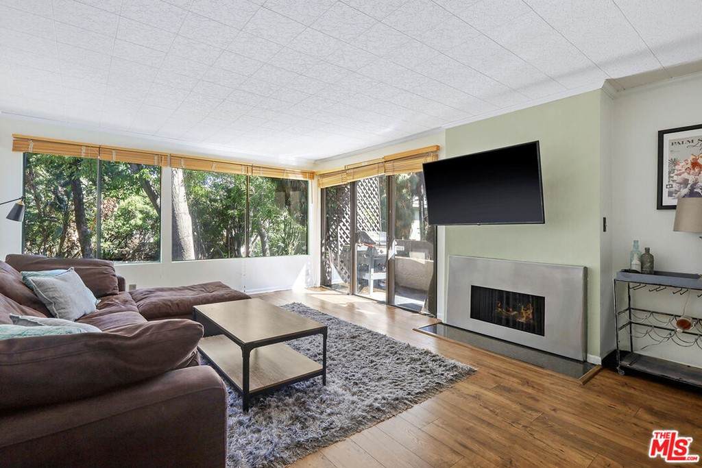 950 Kings Road - Photo 1