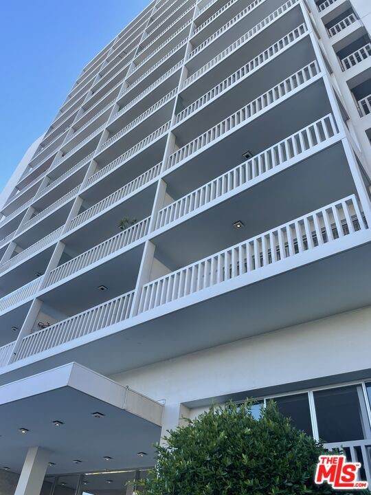 999 Doheny Drive - Photo 1