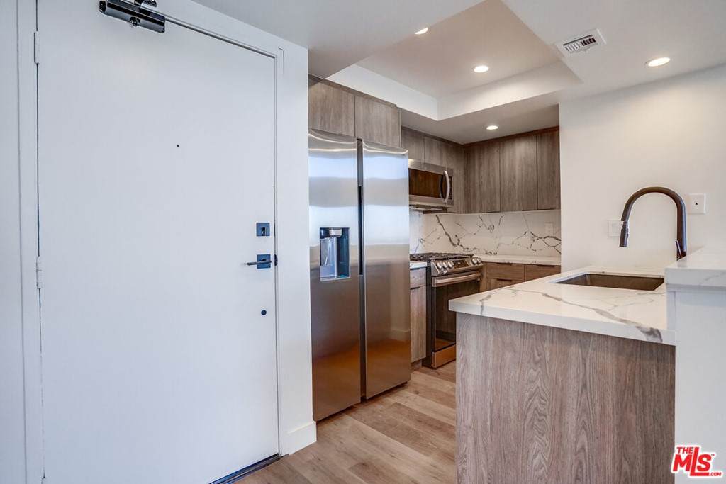 2433 Barry Avenue - Photo 1
