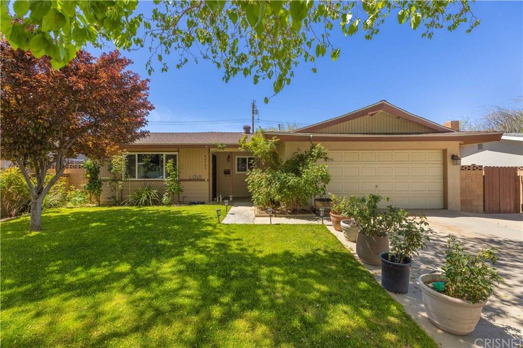 44543 Hanstead Avenue - Photo 1