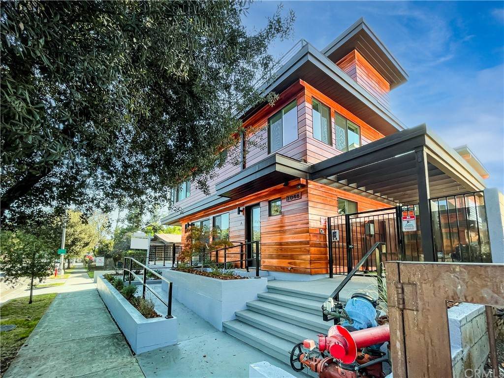 1046 Villa Street - Photo 1