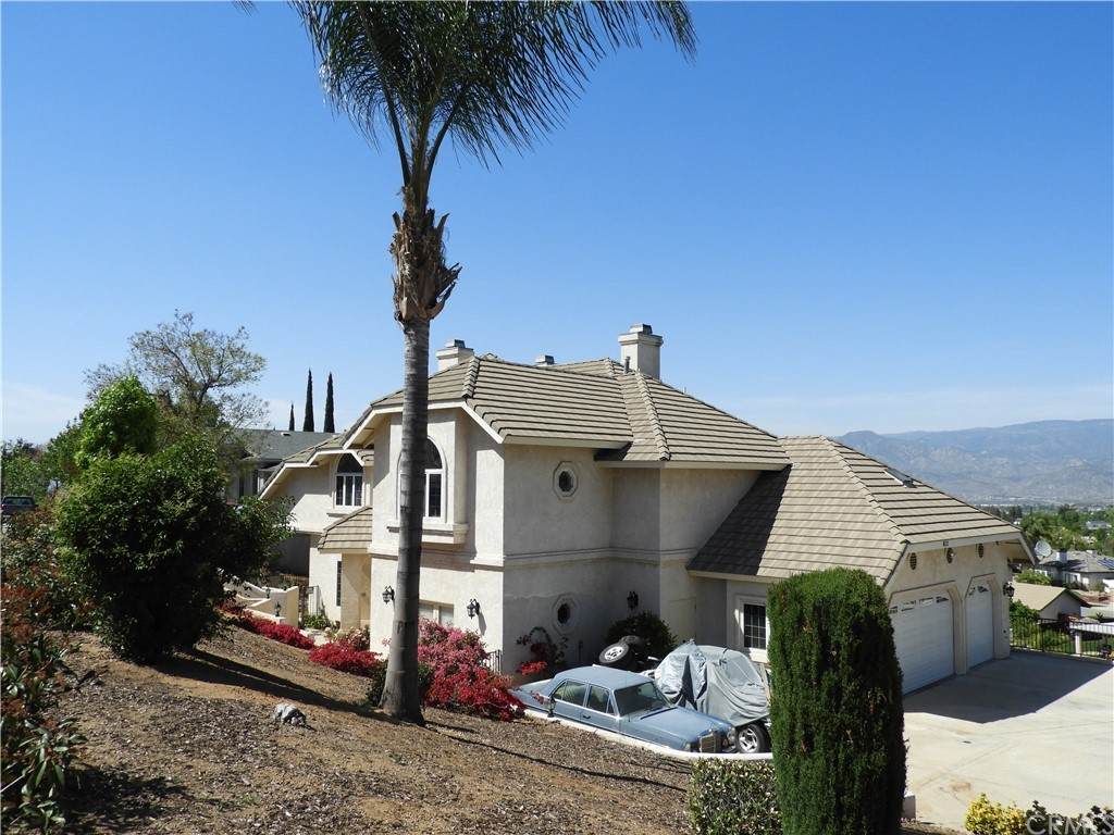 613 Sunset Drive - Photo 1