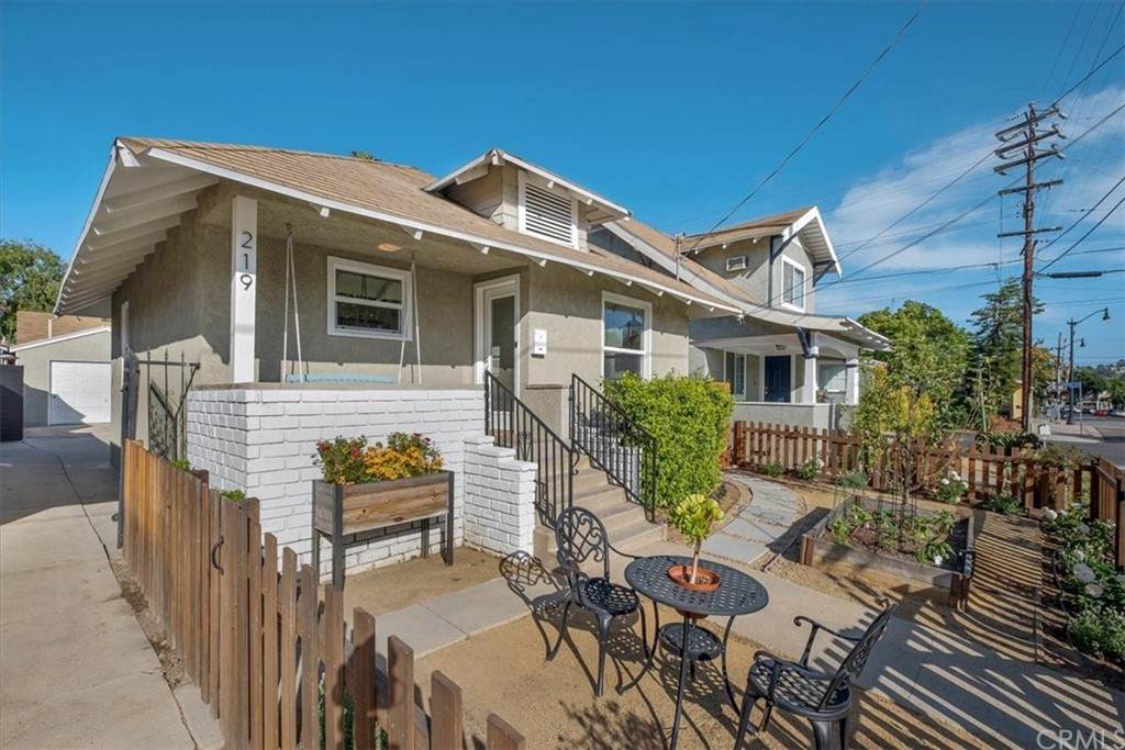 219 Avenue 59 - Photo 1