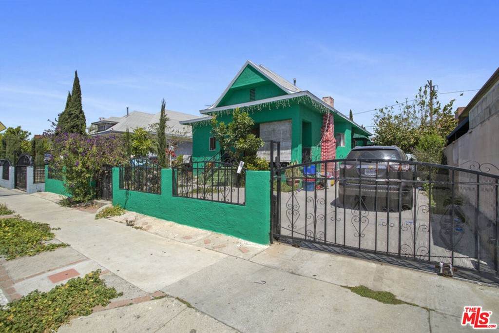 847 25TH Street - Photo 1