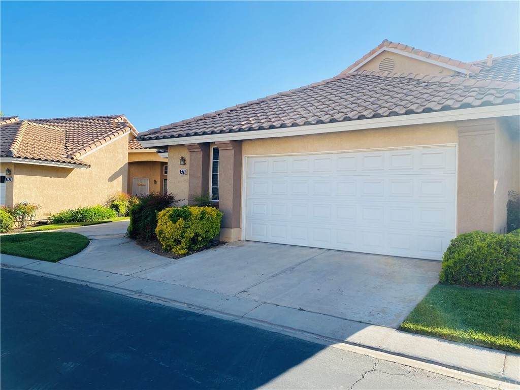 571 La Quinta Drive - Photo 1