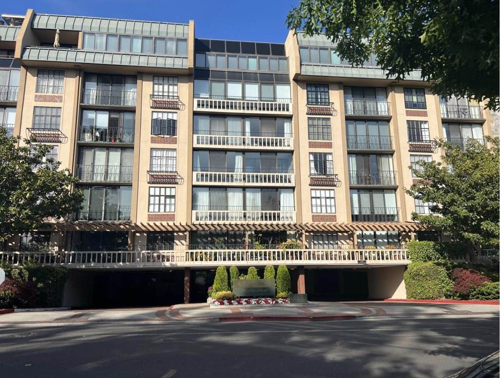555 Laurel Avenue - Photo 1
