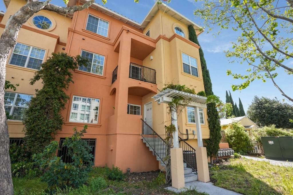 422 Evelyn Avenue - Photo 1