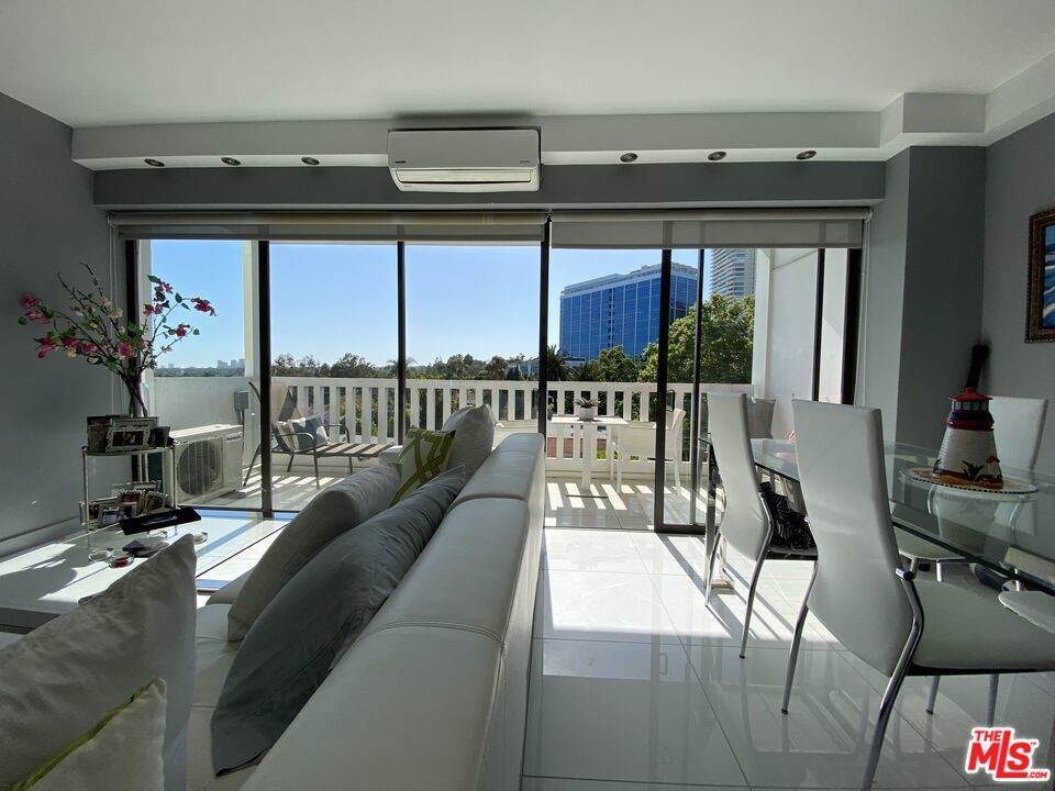 999 Doheny Drive - Photo 1