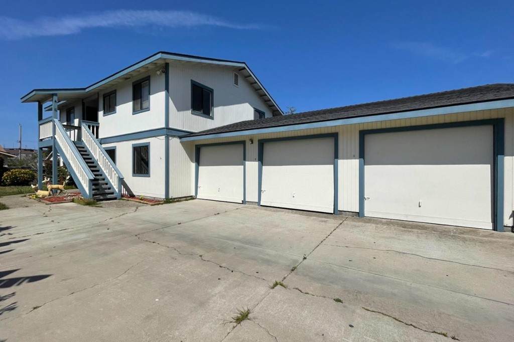 1091 Wanda Avenue - Photo 1