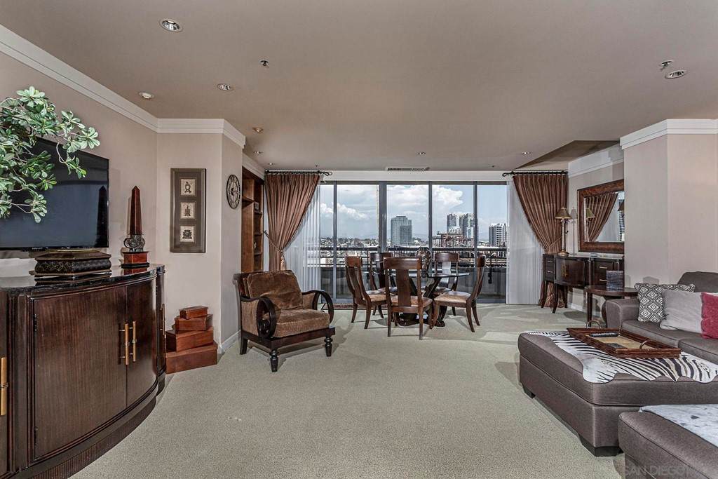 700 Front - Photo 1