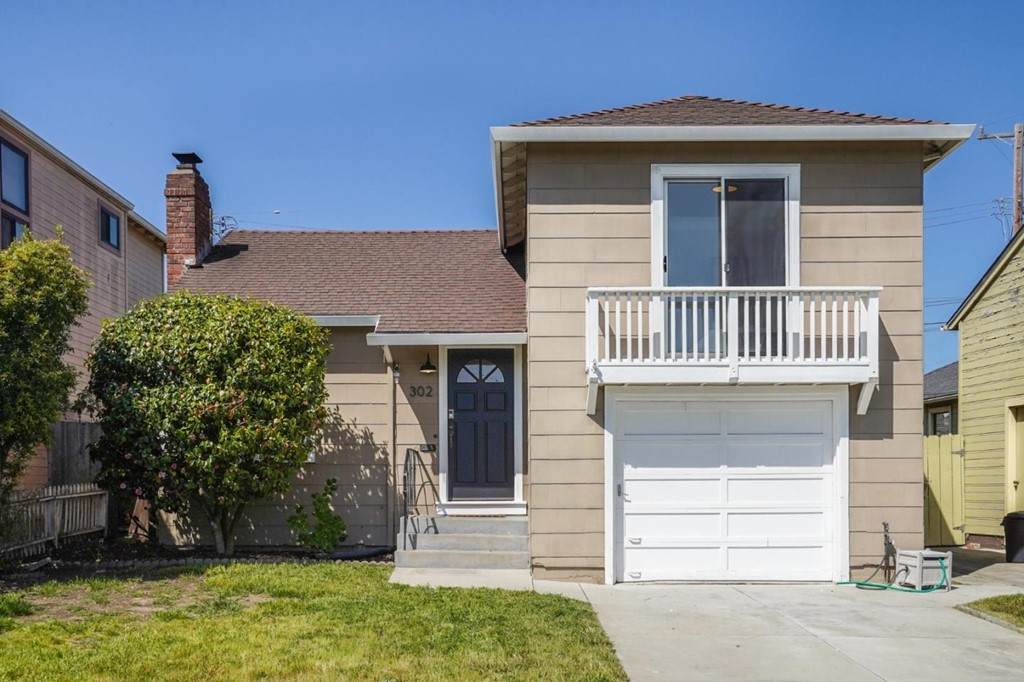 302 Fairway Drive - Photo 1