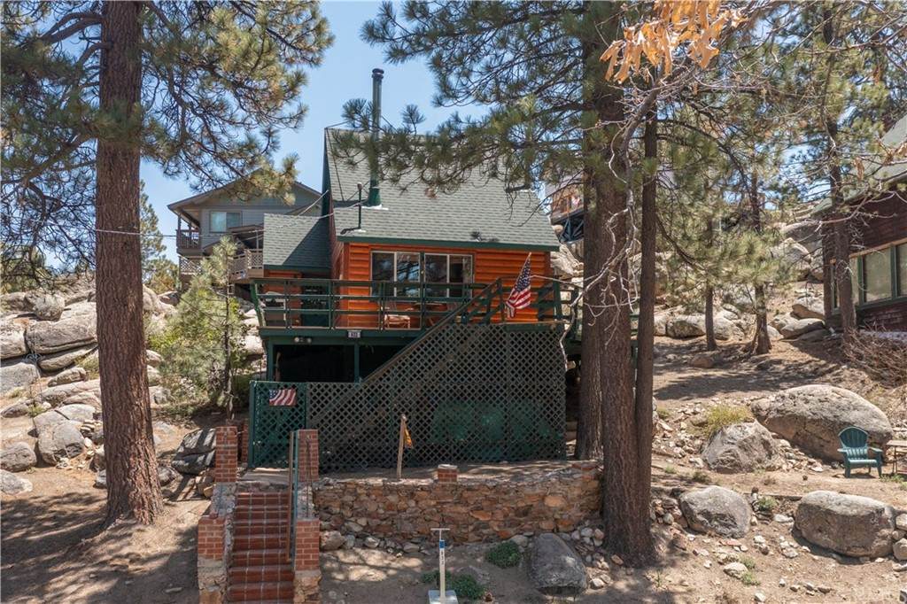 833 Brier - Photo 1
