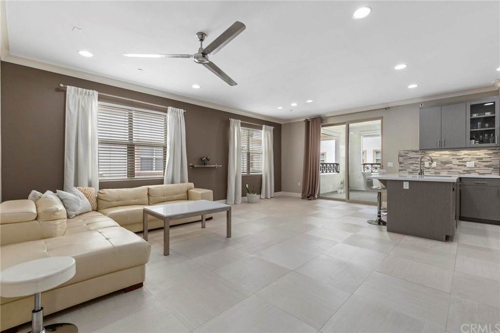 425 Anaheim Boulevard - Photo 1