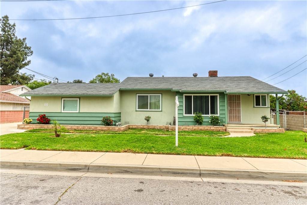 220 Valley Center Avenue - Photo 1