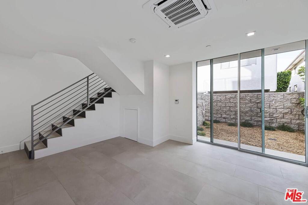1951 1/2 Manning Avenue - Photo 1