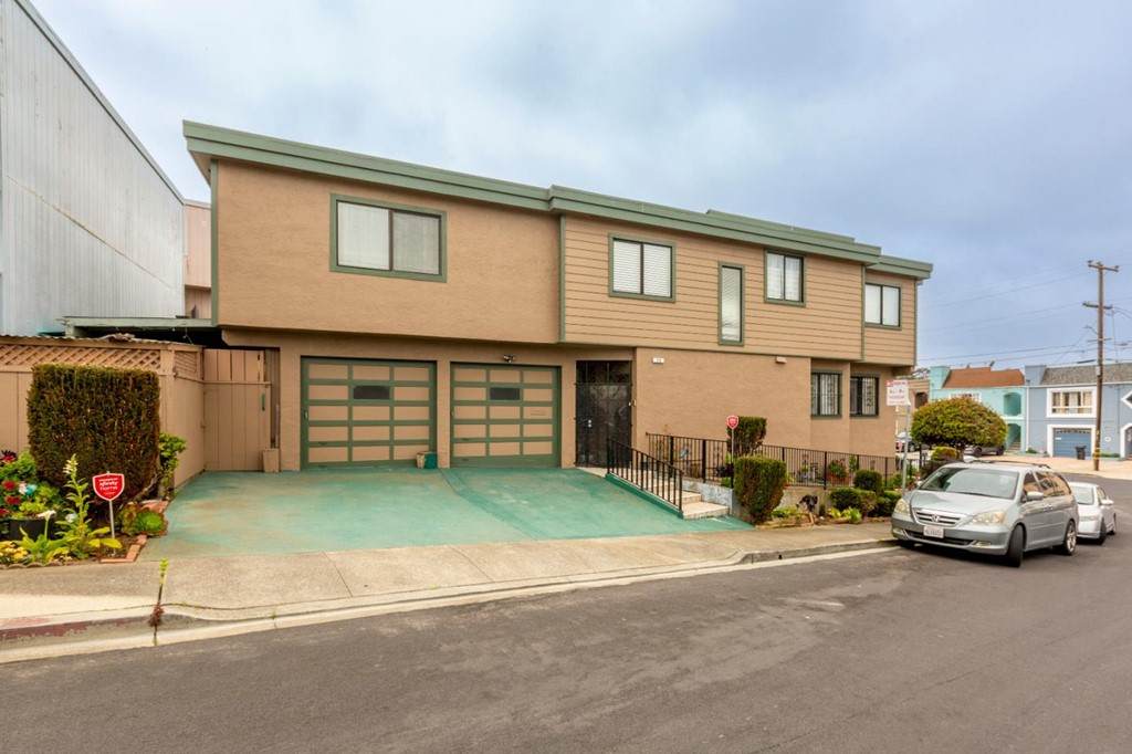 10 Cobblestone Square - Photo 1