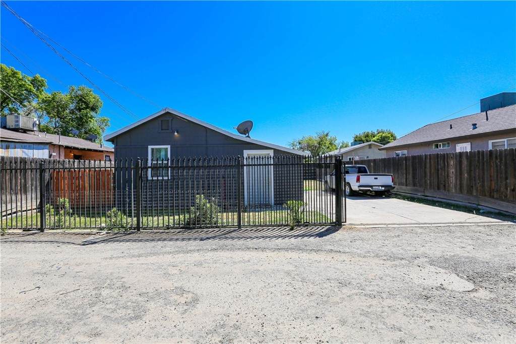 913 11th Street - Photo 1