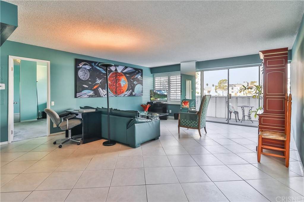 7135 Hollywood Boulevard - Photo 1