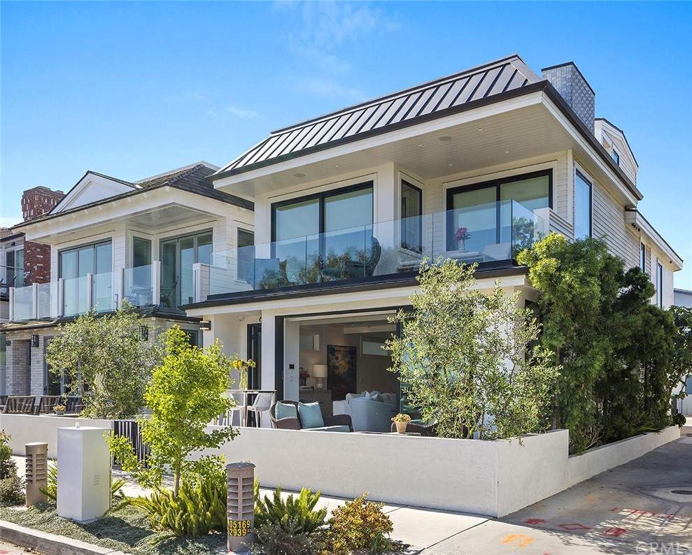621 Bay Avenue - Photo 1