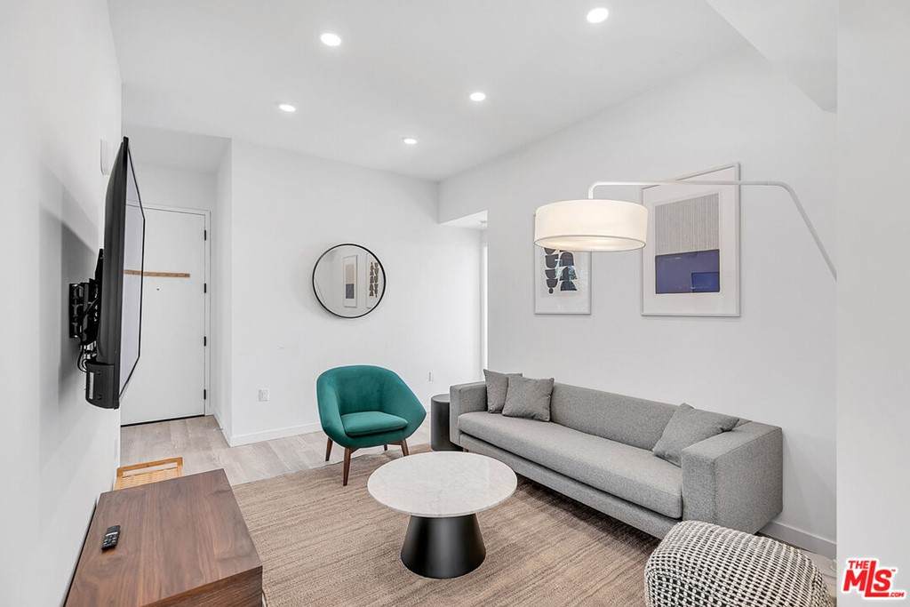 660 Oxford Avenue - Photo 1