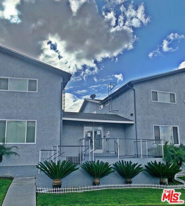925 Centinela Avenue - Photo 1