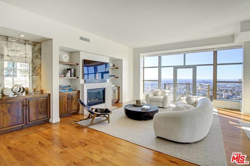 10776 Wilshire Boulevard - Photo 1