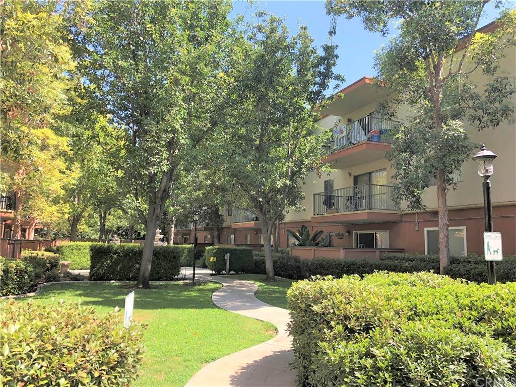 400 Acacia Avenue - Photo 1