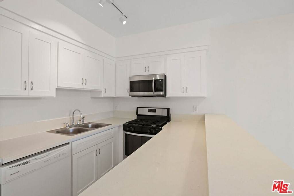 1920 Overland Avenue - Photo 1