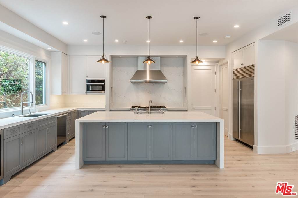 421 Robinwood Drive - Photo 1