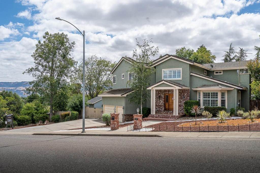 960 La Vista Court - Photo 1