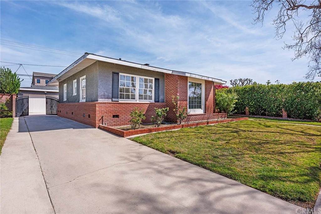 2652 Knoxville Avenue - Photo 1