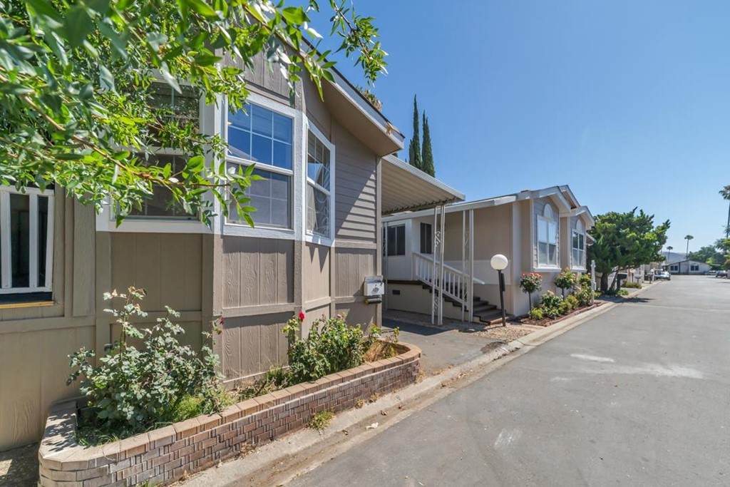 195 Blossom Hill Road - Photo 1