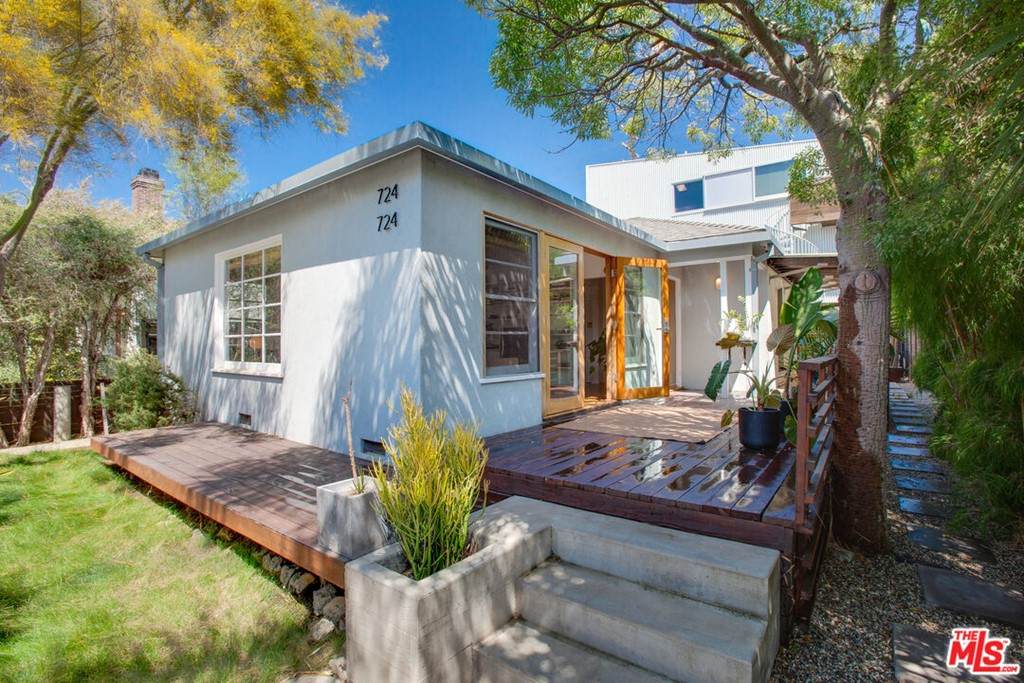 724 Superba Avenue - Photo 1