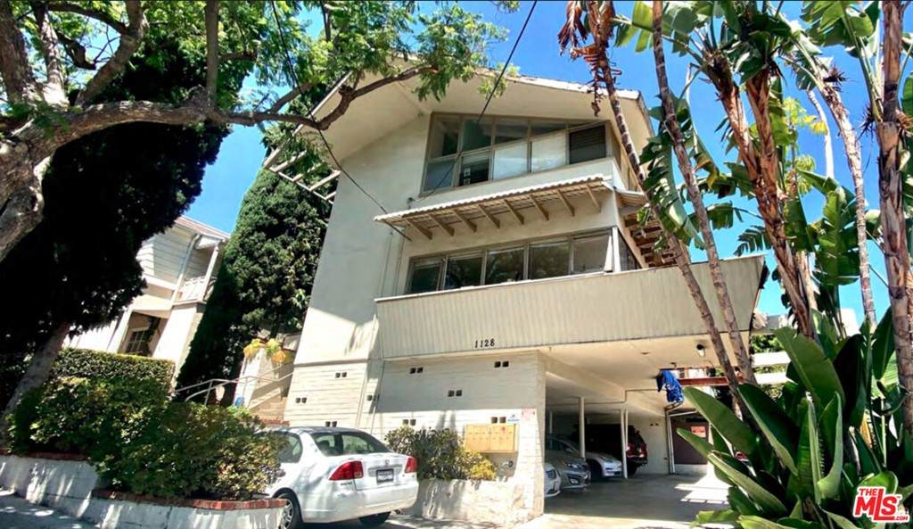 1128 Larrabee Street - Photo 1