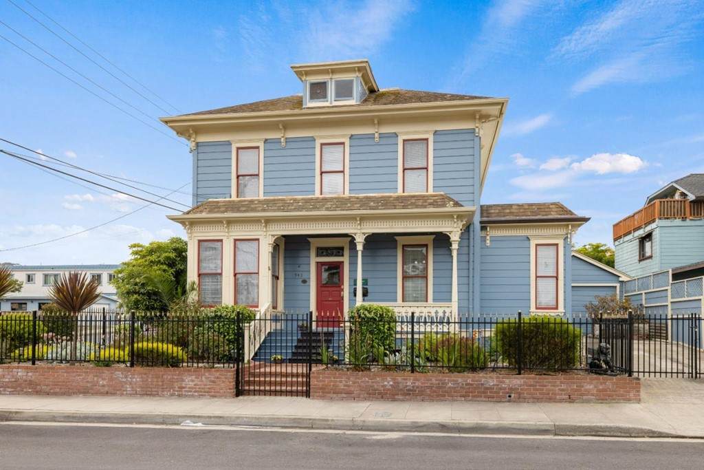 543 Spruce Avenue - Photo 1