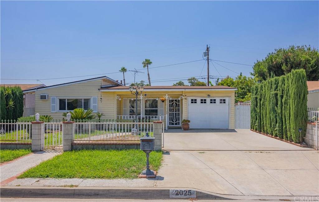 2025 Delford Ave - Photo 1