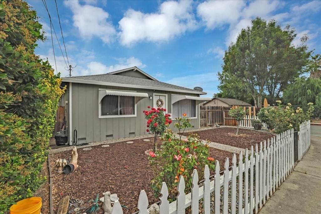 842 Suiter Street - Photo 1