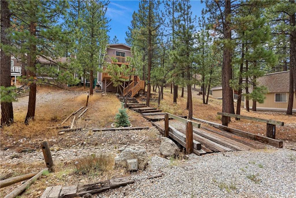 202 Pineview Drive - Photo 1
