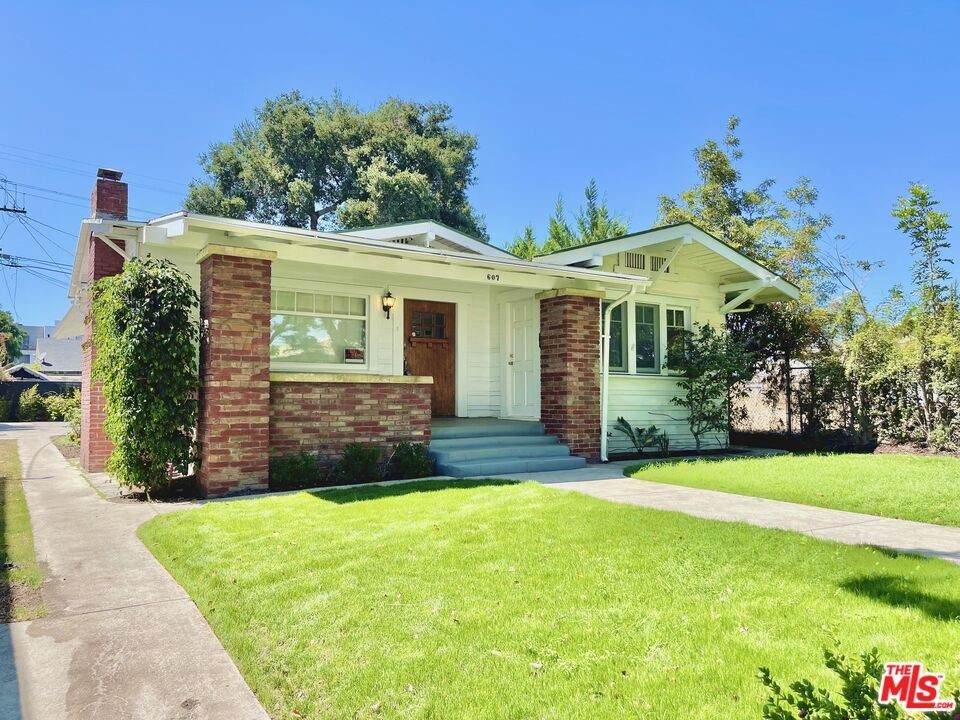 607 Manhattan Place - Photo 1