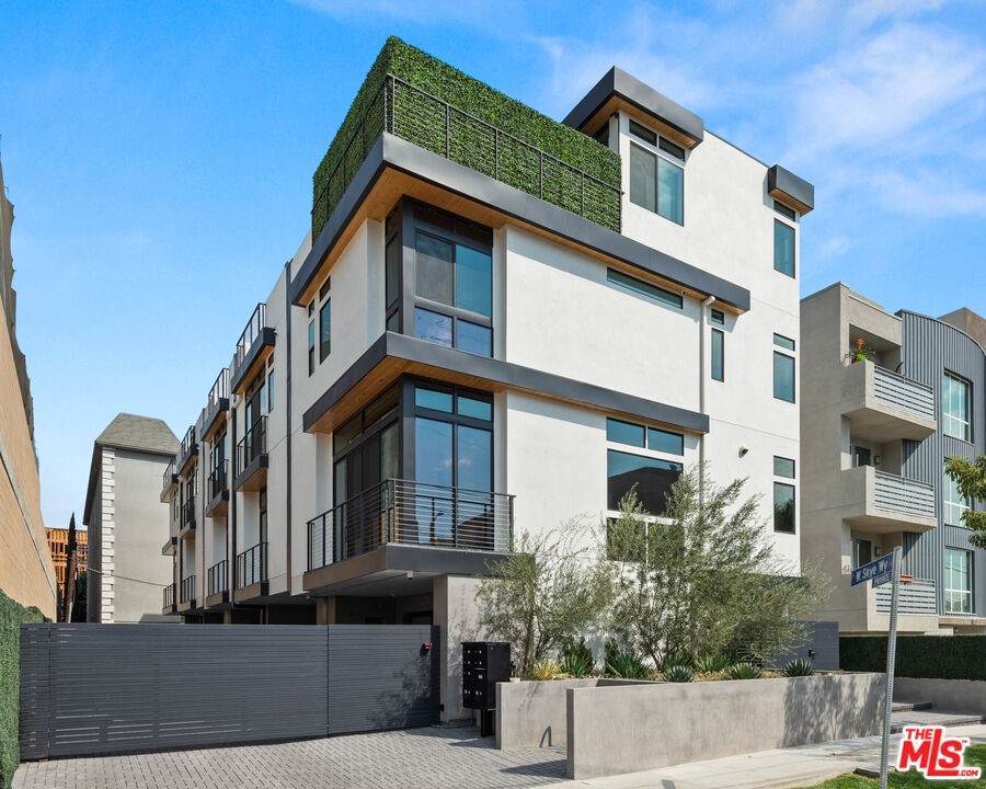 1440 Curson Ave - Photo 1