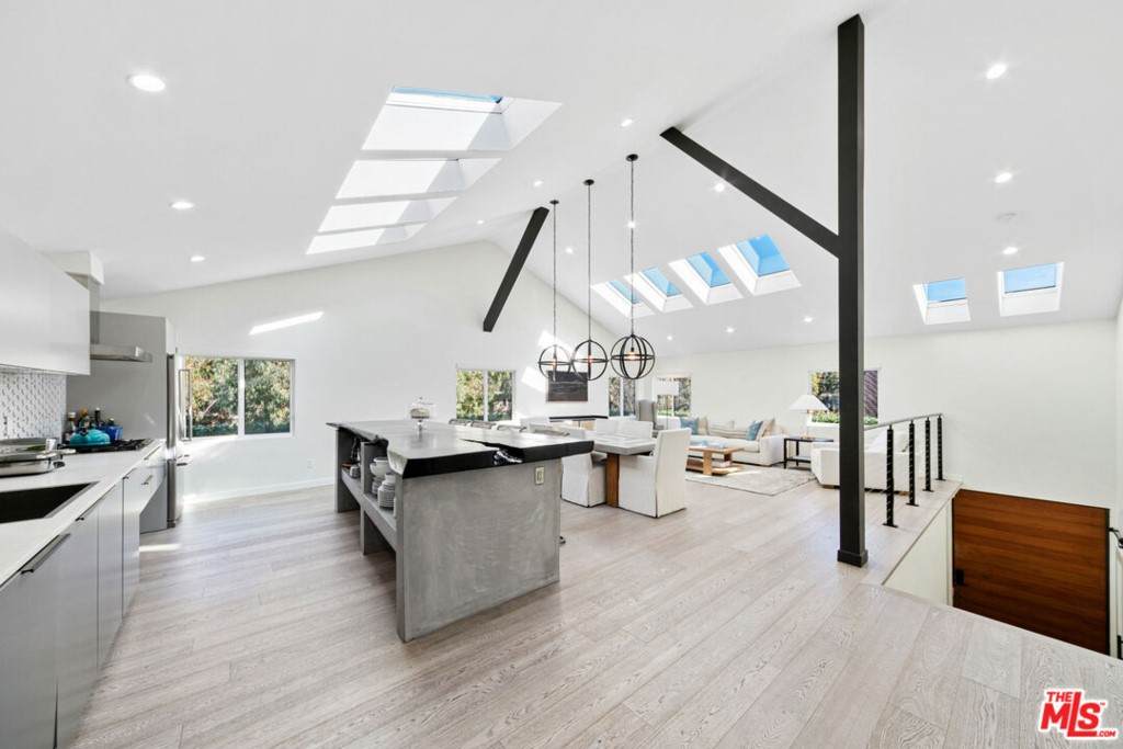 16723 Sunset Boulevard - Photo 1