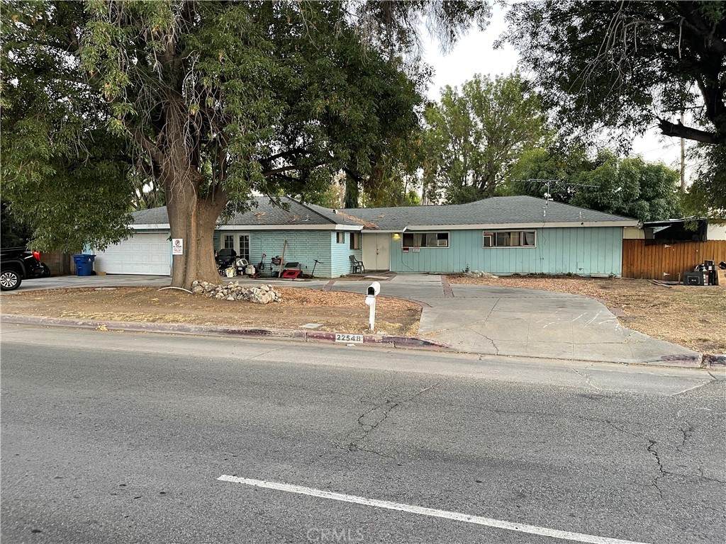 22548 Victory Boulevard - Photo 1