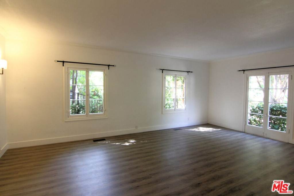 2952 Beachwood Drive - Photo 1
